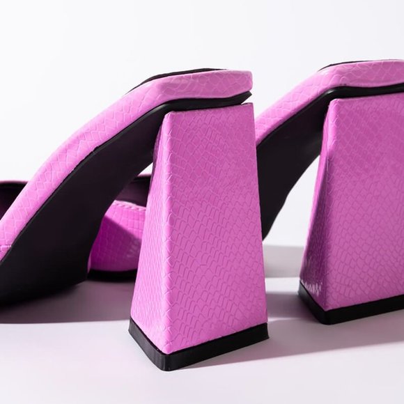 SHOP FOOTWEAR FASHION 101: SIZE 7.5 10 at SATURDAY SHOE CLEARANCE AUCTION - Picture 4 of 8